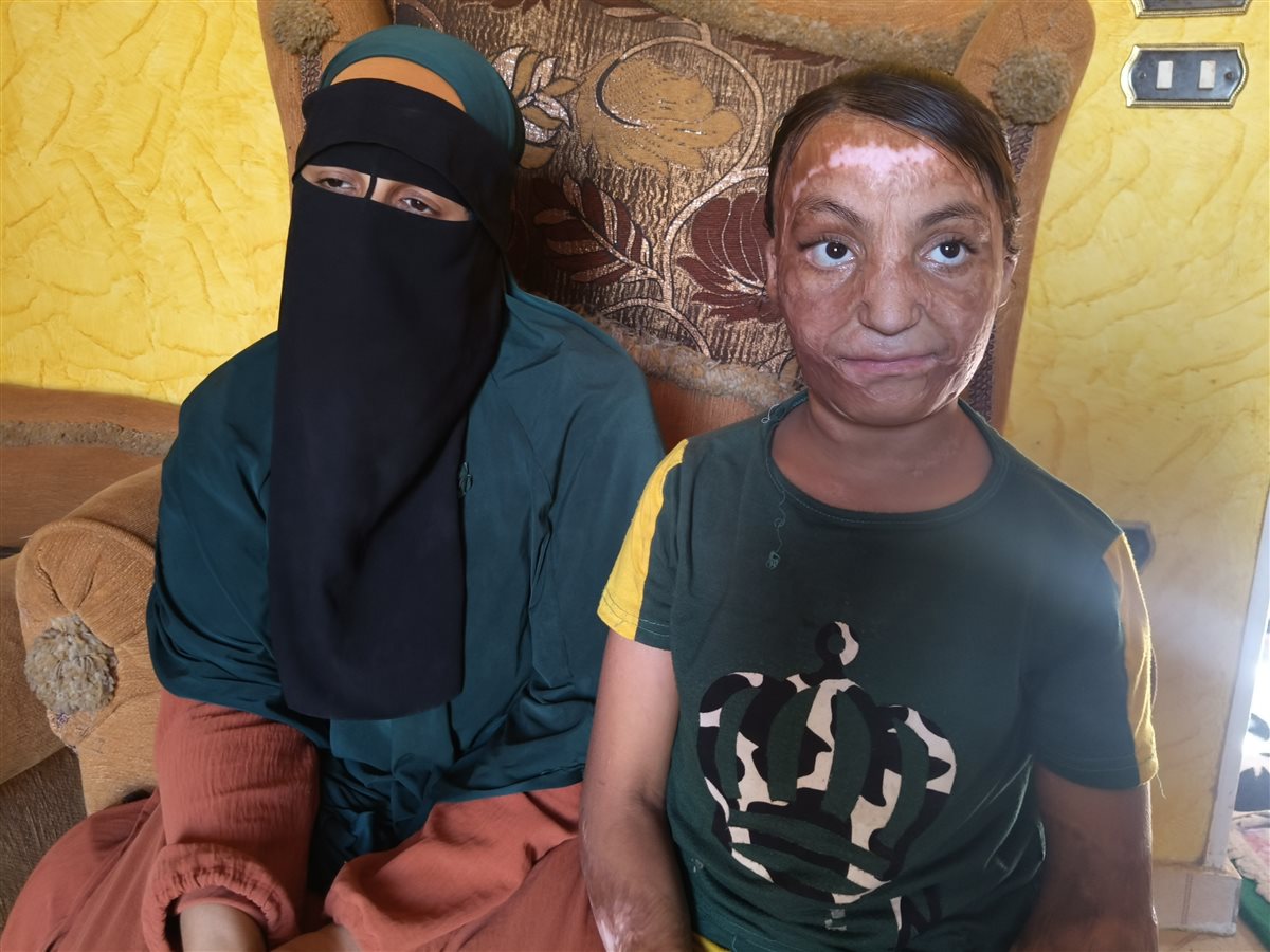 الطفلة وولدتها 