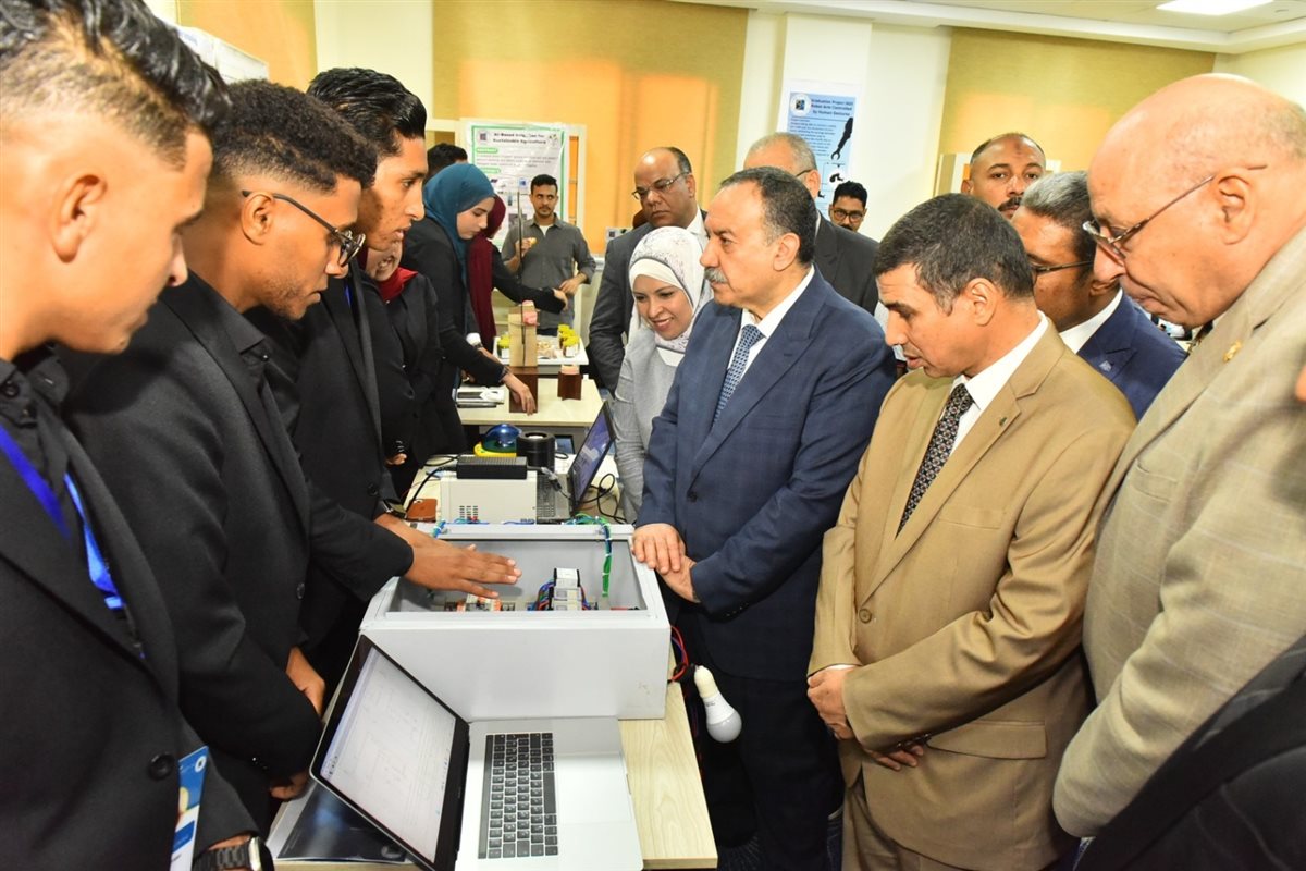 مشروعات تخرج طلاب الفرقة الثانية بجامعة أسيوط الجديدة