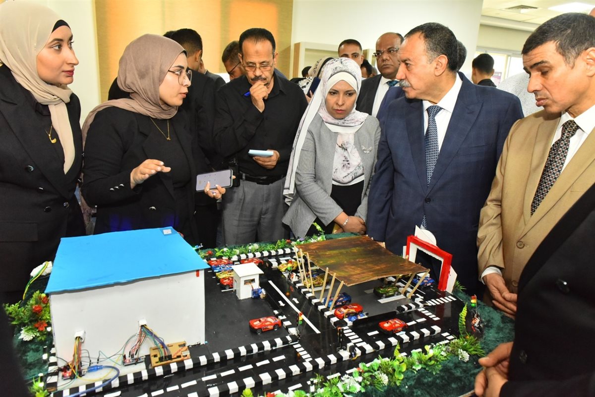 مشروعات تخرج طلاب الفرقة الثانية بجامعة أسيوط الجديدة