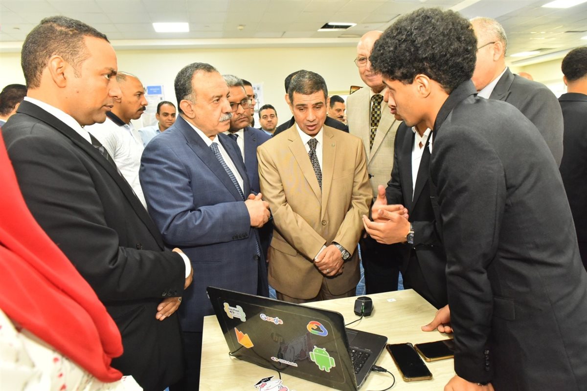 مشروعات تخرج طلاب الفرقة الثانية بجامعة أسيوط الجديدة