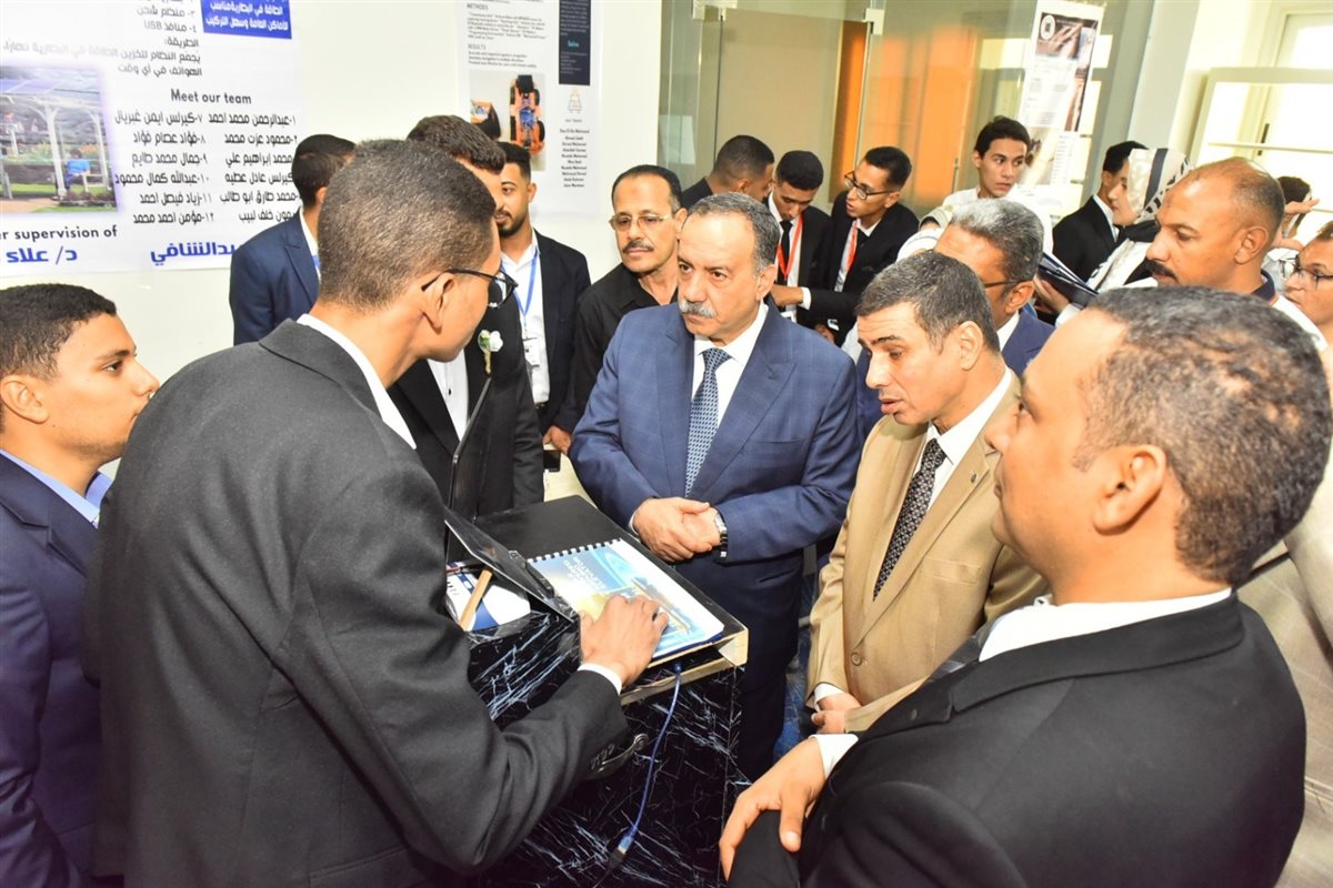 مشروعات تخرج طلاب الفرقة الثانية بجامعة أسيوط الجديدة