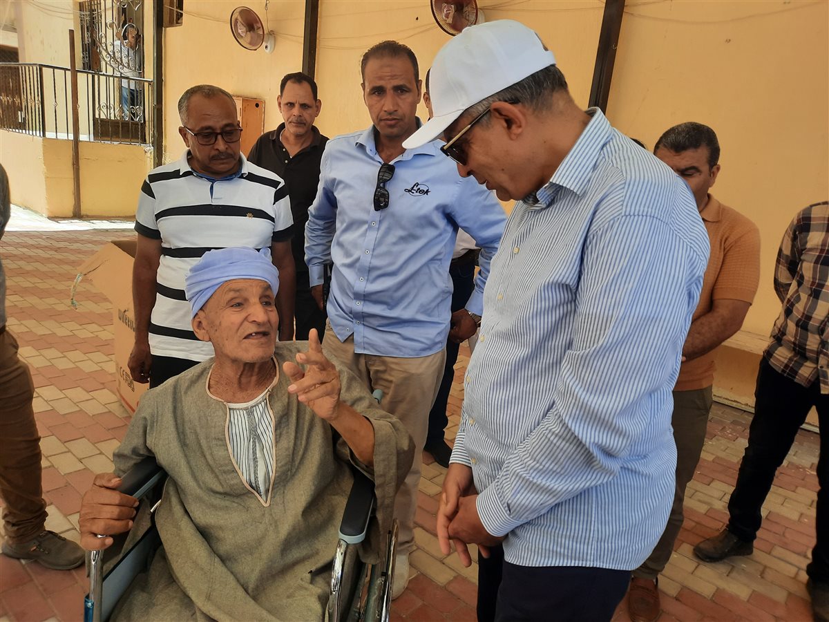 العم منصور ومحافظ المنيا