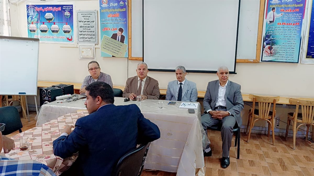 مناقشة تعليمات الهيئة القومية للتأمينات الاجتماعية بشأن تحديث البيانات التأمينية للعاملين بقطاع تعليم الفيوم