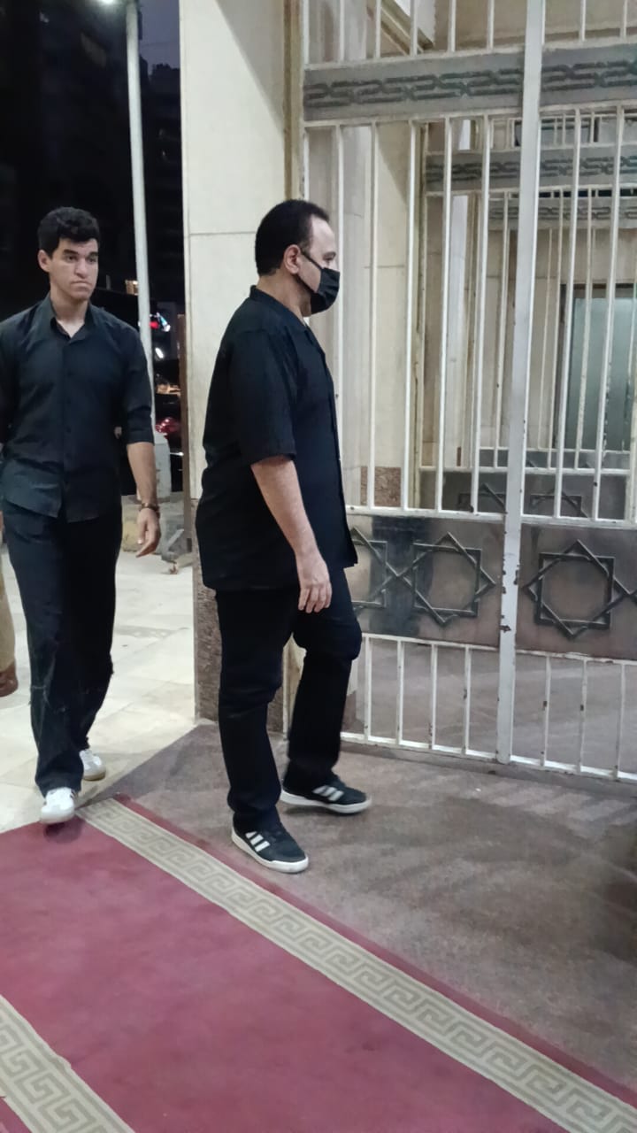 هشام إسماعيل في عزاء والدته