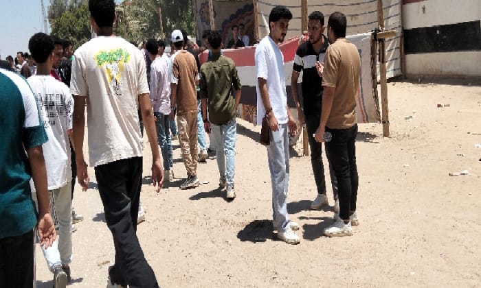 طلاب الثانوية العامة بالفيوم: امتحان الكيمياء صعب وفوق المستوى.. والجغرافيا سهلة ومباشرة