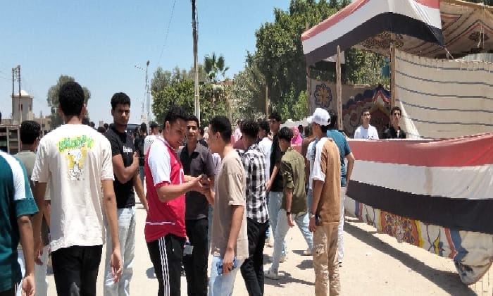 طلاب الثانوية العامة بالفيوم: امتحان الكيمياء صعب وفوق المستوى.. والجغرافيا سهلة ومباشرة