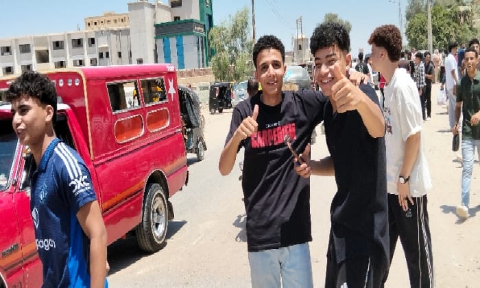 طلاب الثانوية العامة بالفيوم: امتحان الكيمياء صعب وفوق المستوى.. والجغرافيا سهلة ومباشرة