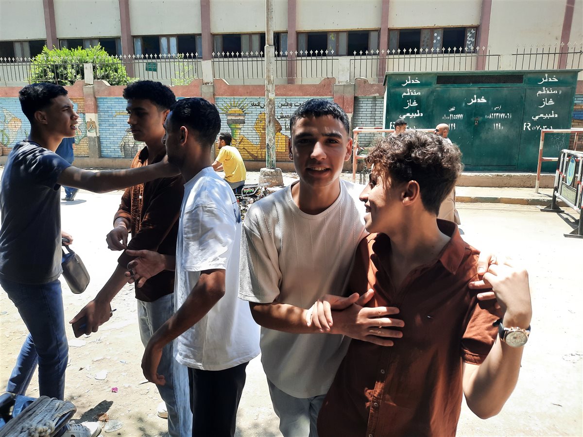 الطلاب بعد الخروج من الامتحان  