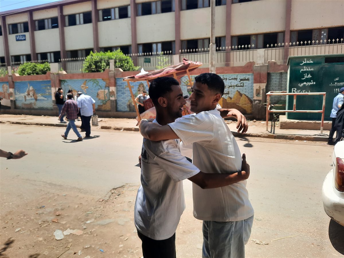 الطلاب بعد الخروج من الامتحان 