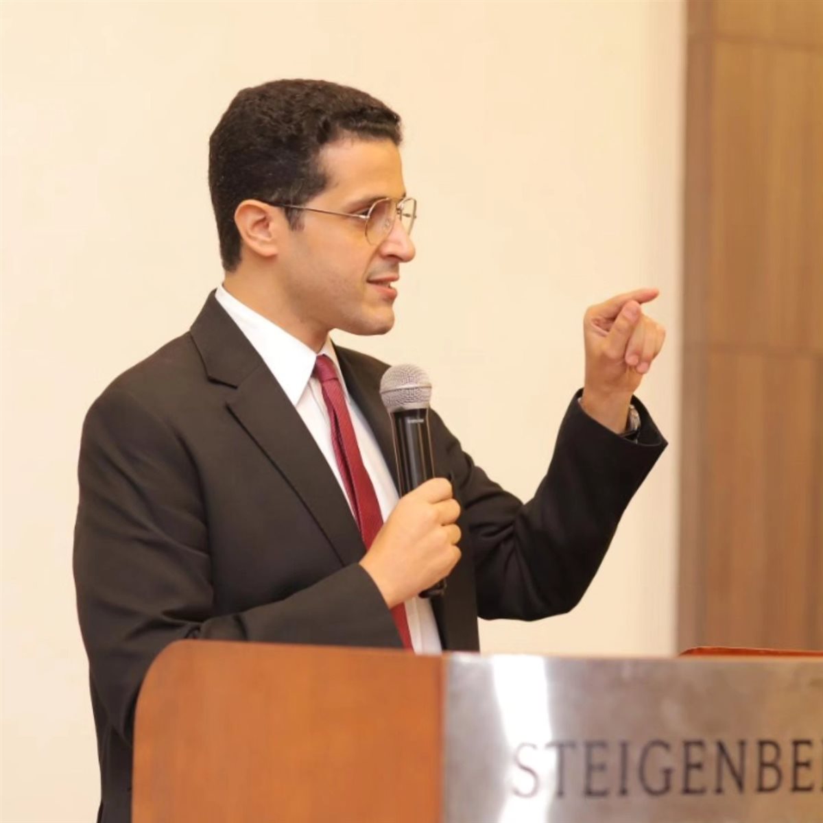 الدكتور محمد عثمان الباحث في العلاقات الدولية