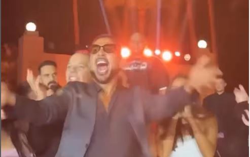 أحمد سعد يتألق بإطلالة صيفية لافتة..ومحمد إمام يخطف الأنظار برقصه مع بناته