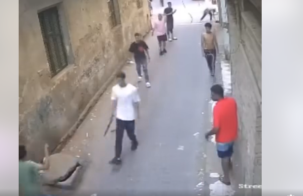 محاولات المارة منع المتهمين