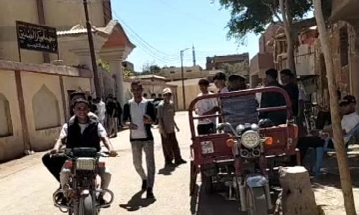 طلاب الثانوية الأزهرية بالفيوم: امتحان الجغرافيا جاء سهلاً ومنسجماً مع المنهج.. ارتياح عام بين الطلاب بعد انتهاء لجنة الامتحان
