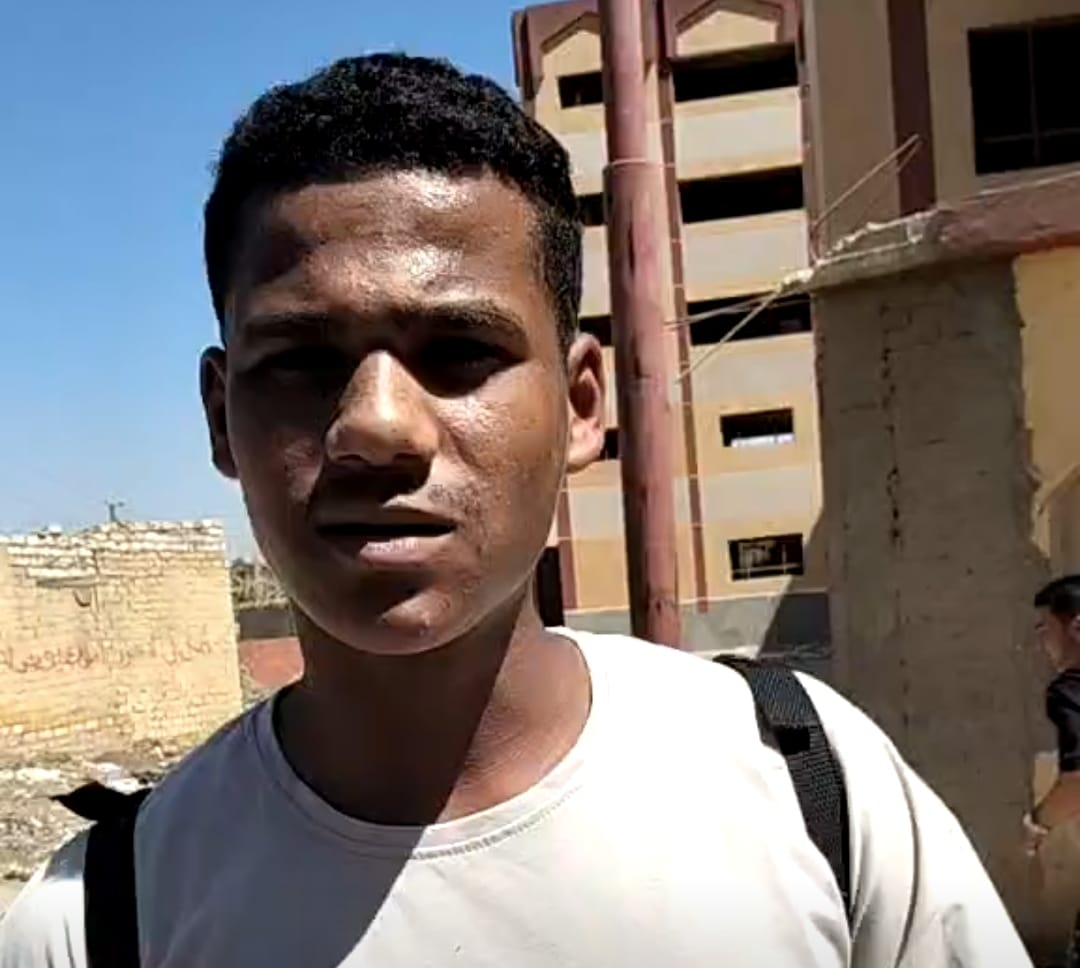 طلاب الثانوية الأزهرية بالفيوم: امتحان الجغرافيا جاء سهلاً ومنسجماً مع المنهج.. ارتياح عام بين الطلاب بعد انتهاء لجنة الامتحان