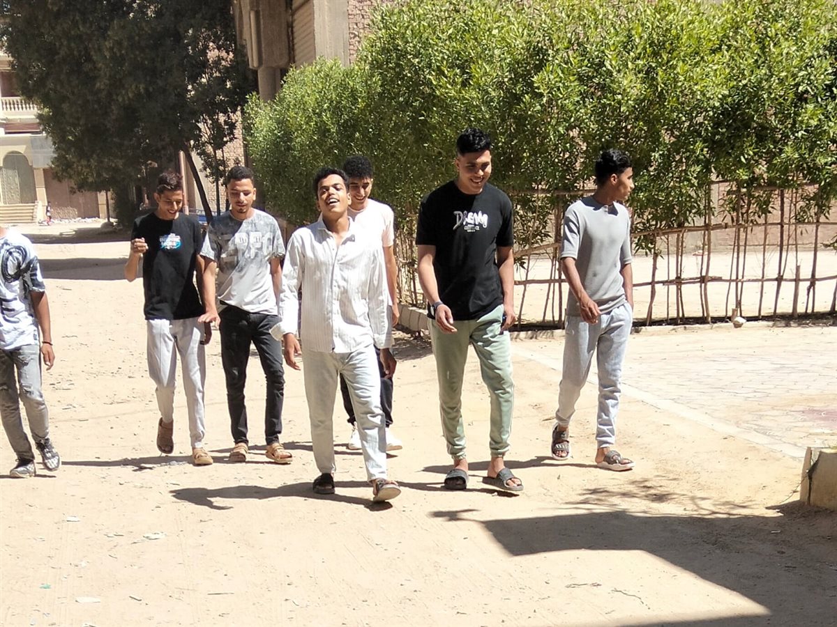 طلاب الثانوية الأزهرية بالفيوم: امتحان الجغرافيا جاء سهلاً ومنسجماً مع المنهج.. ارتياح عام بين الطلاب بعد انتهاء لجنة الامتحان