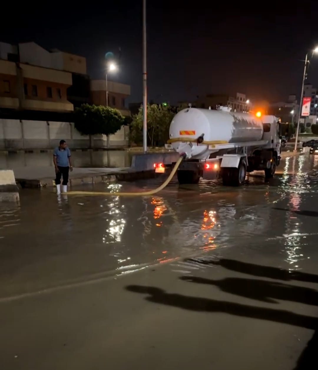 سيارات شفط مياه