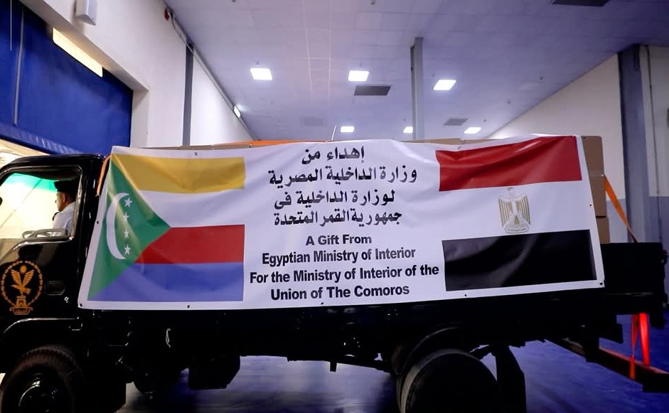 هدية شحنات ملابس شرطية