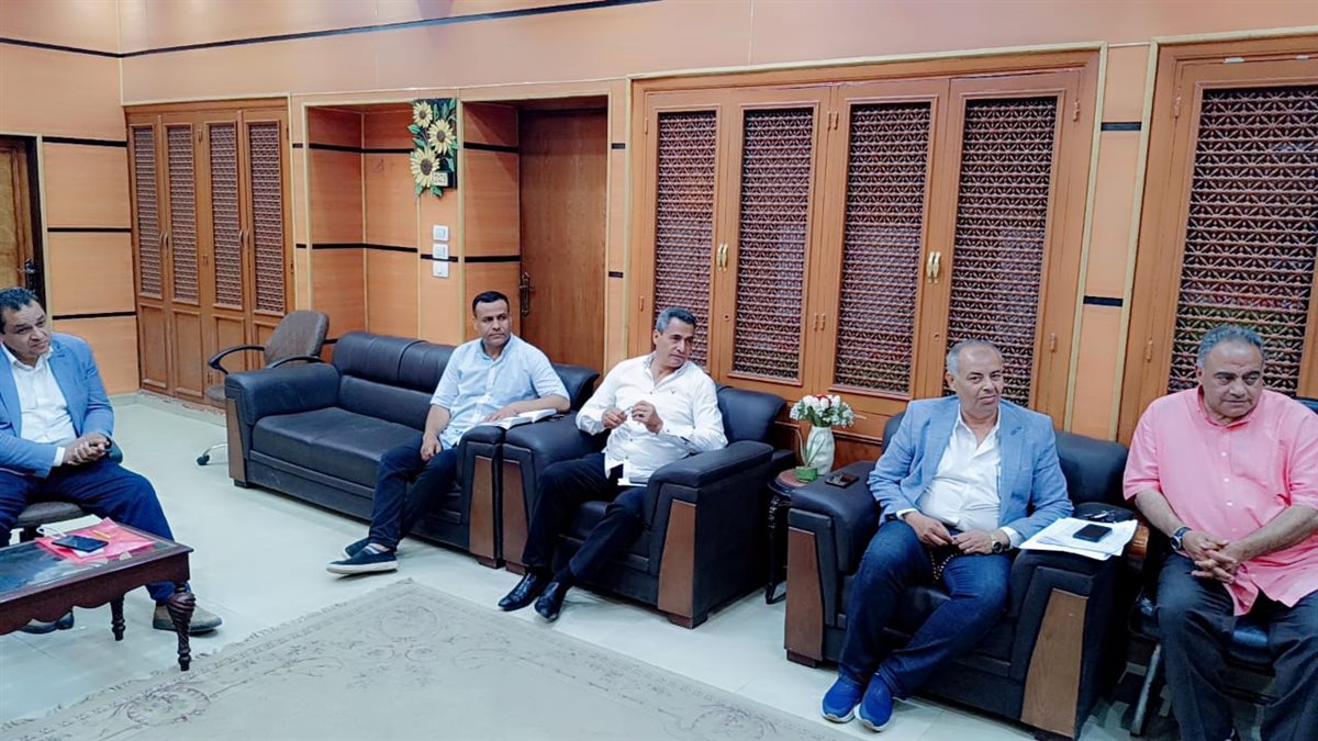 اجتماعًا موسعًا لمديري ووكلاء الإدارات التعليمية لمتابعة الاستعدادات لامتحانات النقل وتفعيل الأنشطة الصيفية