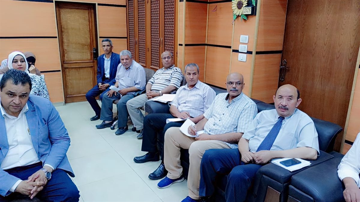 اجتماعًا موسعًا لمديري ووكلاء الإدارات التعليمية لمتابعة الاستعدادات لامتحانات النقل وتفعيل الأنشطة الصيفية