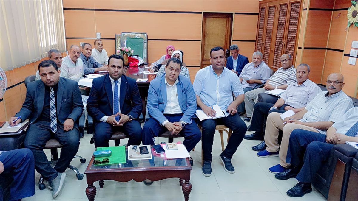 اجتماعًا موسعًا لمديري ووكلاء الإدارات التعليمية لمتابعة الاستعدادات لامتحانات النقل وتفعيل الأنشطة الصيفية