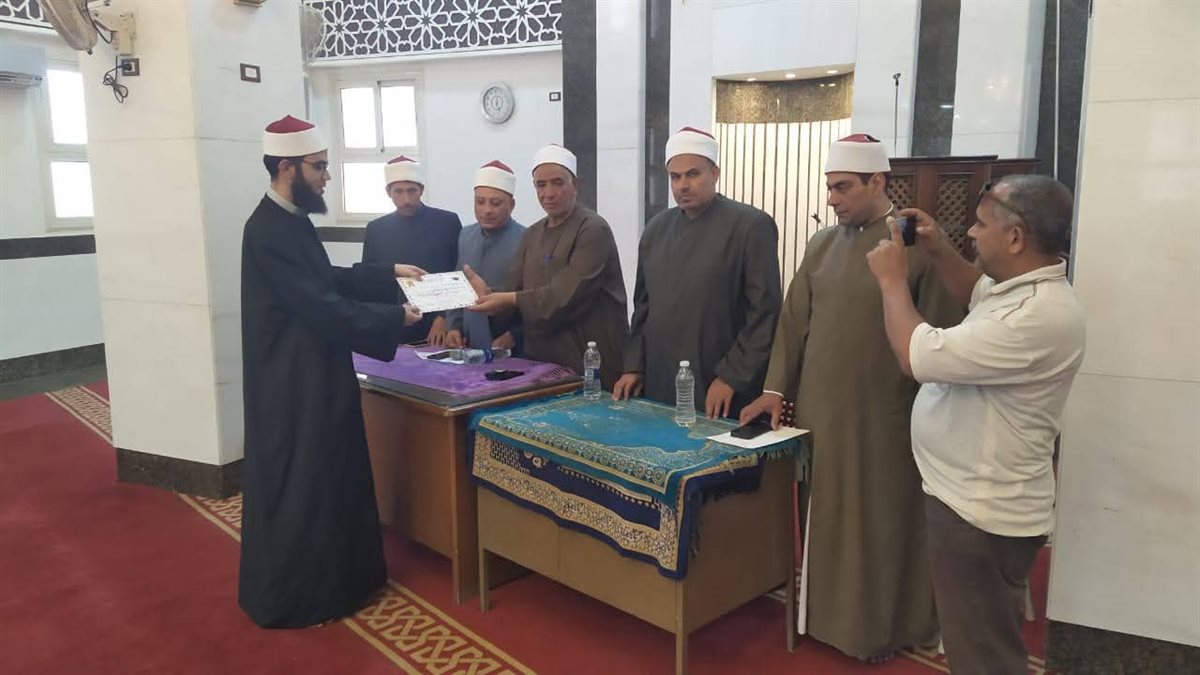 أوقاف الفيوم يكرم الشيخ عمار محمد لتميزه ويدعو كل أبناء المديرية إلى التنافس في هذا المعنى