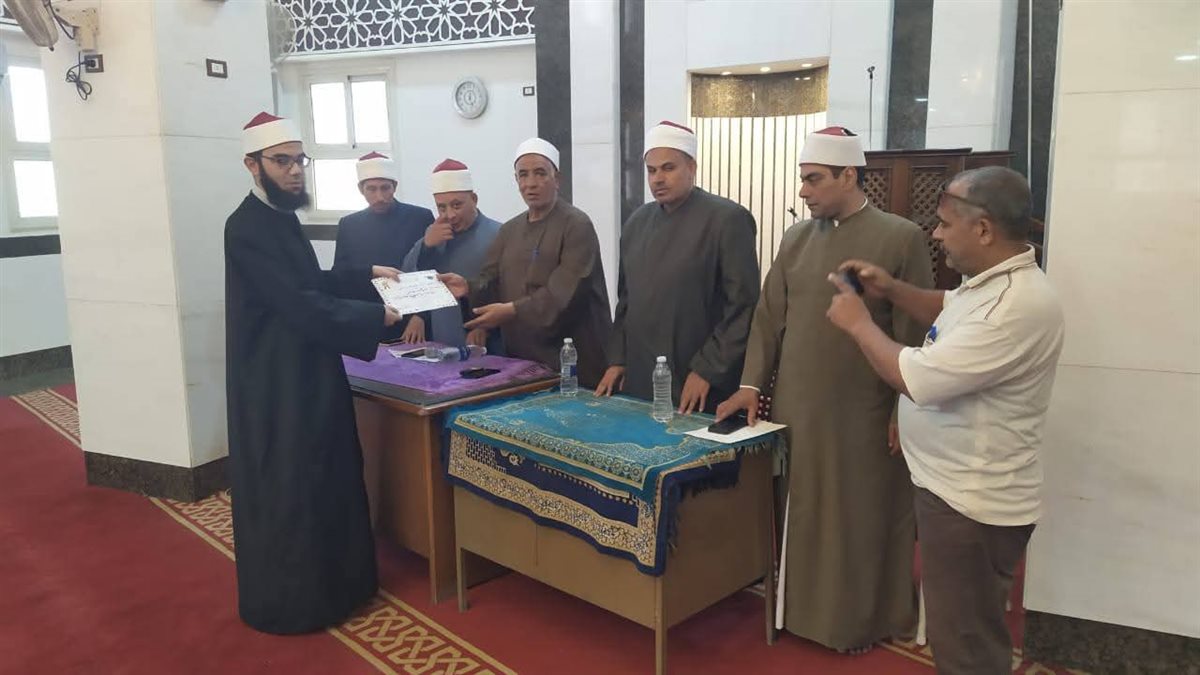 أوقاف الفيوم يكرم الشيخ عمار محمد لتميزه ويدعو كل أبناء المديرية إلى التنافس في هذا المعنى