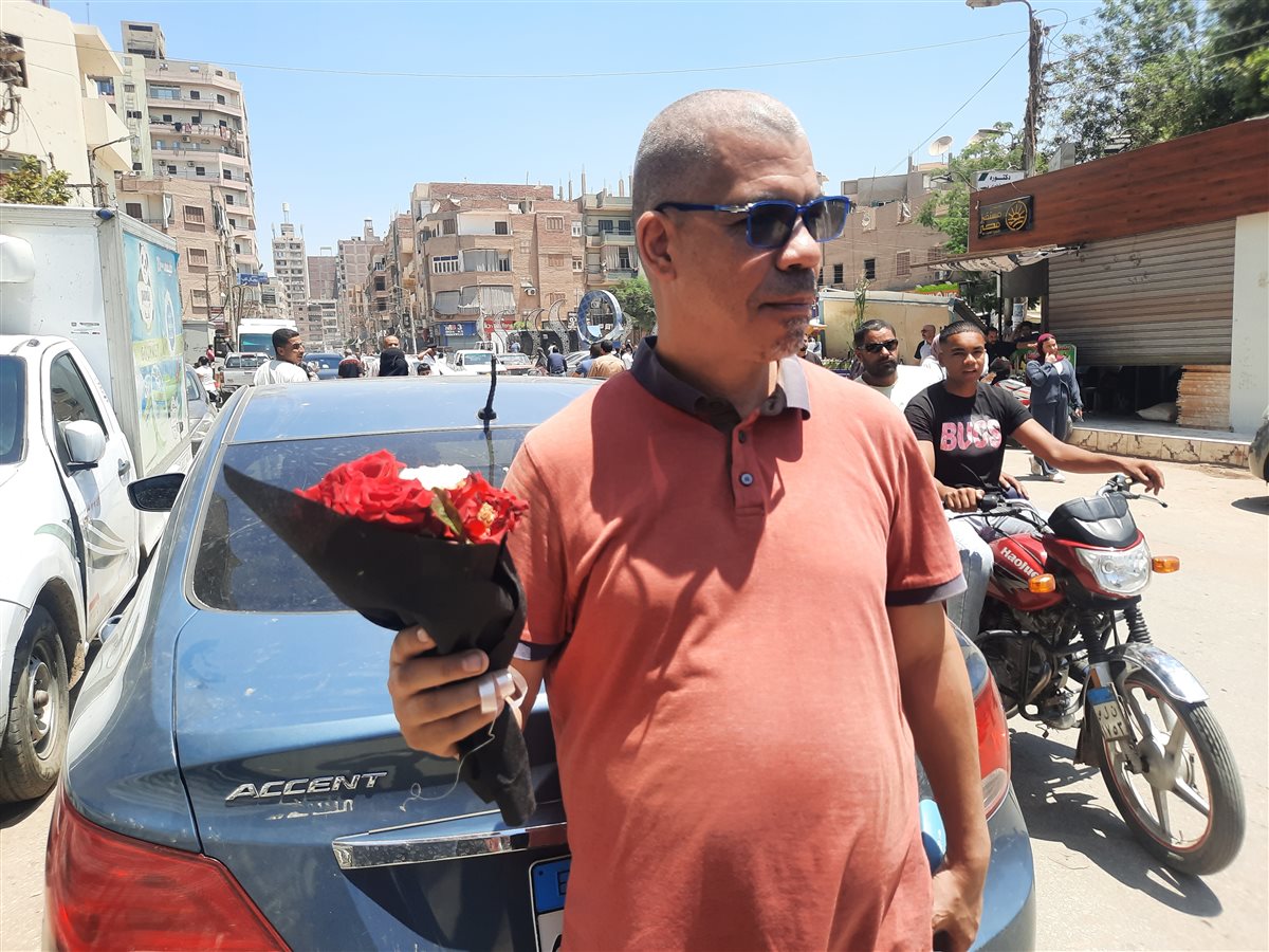 احتفال أولياء الأمور بالطلاب في المنيا