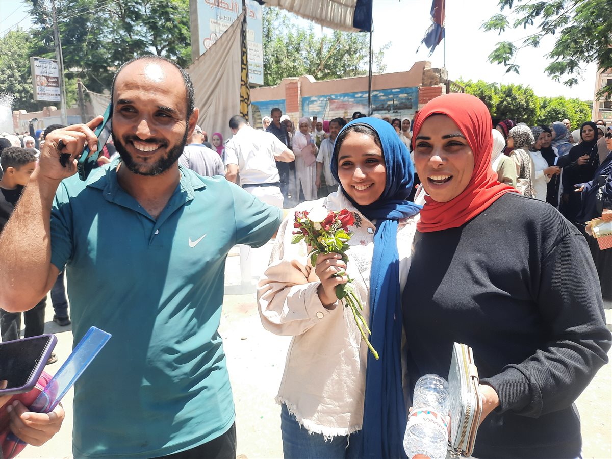 احتفال أولياء الأمور بالطلاب في المنيا