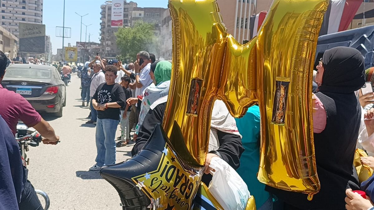 طلاب الثانوية العامة بالفيوم أحتفالات بالورود والشماريخ والرقص على أنغام المزمار والطبل البلدي