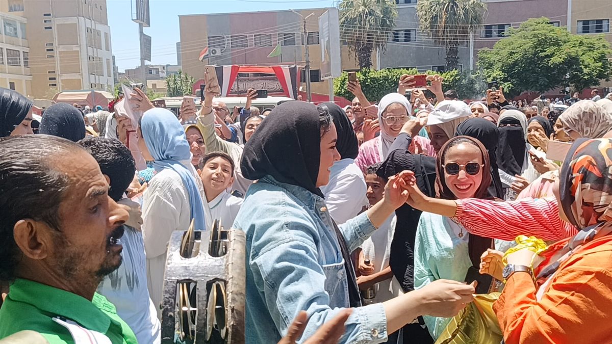 طلاب الثانوية العامة بالفيوم أحتفالات بالورود والشماريخ والرقص على أنغام المزمار والطبل البلدي