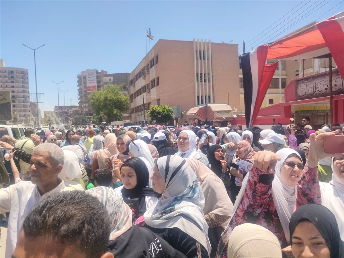 طلاب الثانوية العامة بالفيوم أحتفالات بالورود والشماريخ والرقص على أنغام المزمار والطبل البلدي