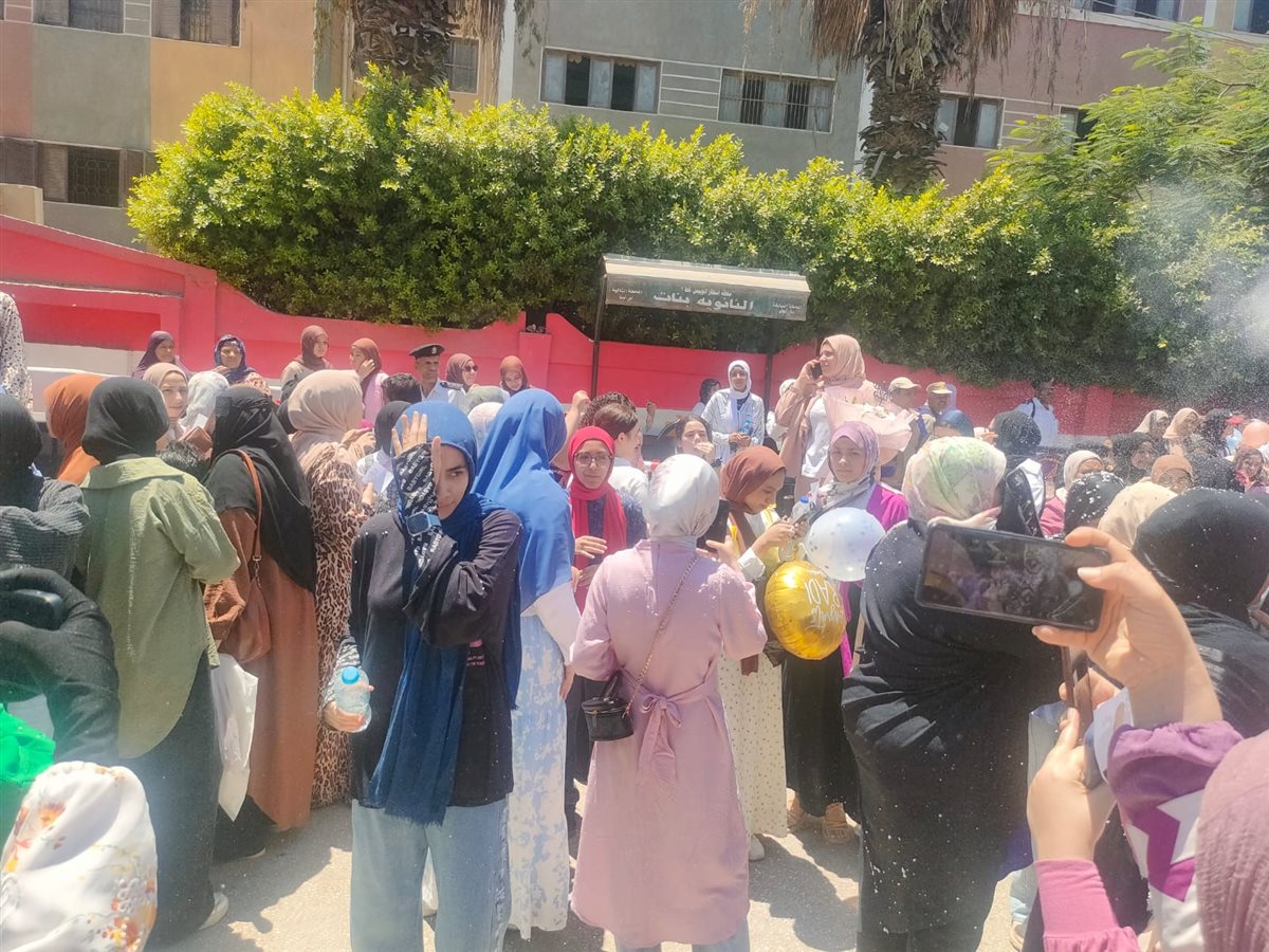 طلاب الثانوية العامة بالفيوم أحتفالات بالورود والشماريخ والرقص على أنغام المزمار والطبل البلدي