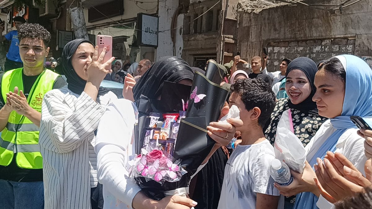 طلاب الثانوية العامة بالفيوم أحتفالات بالورود والشماريخ والرقص على أنغام المزمار والطبل البلدي