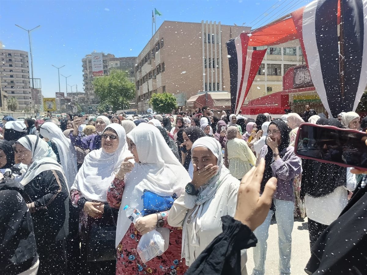 طلاب الثانوية العامة بالفيوم أحتفالات بالورود والشماريخ والرقص على أنغام المزمار والطبل البلدي