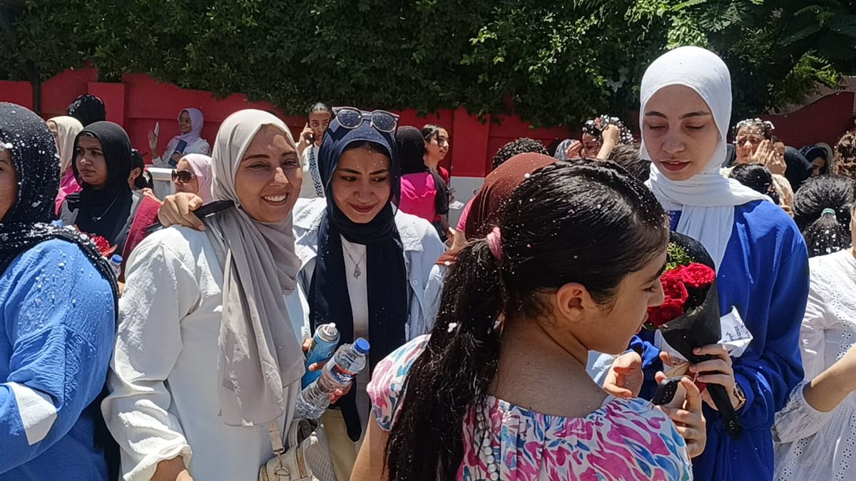 طلاب الثانوية العامة بالفيوم أحتفالات بالورود والشماريخ والرقص على أنغام المزمار والطبل البلدي