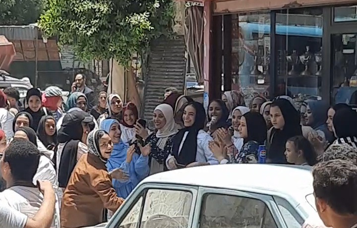 احتفال أولياء الأمور بالطلاب في المنيا