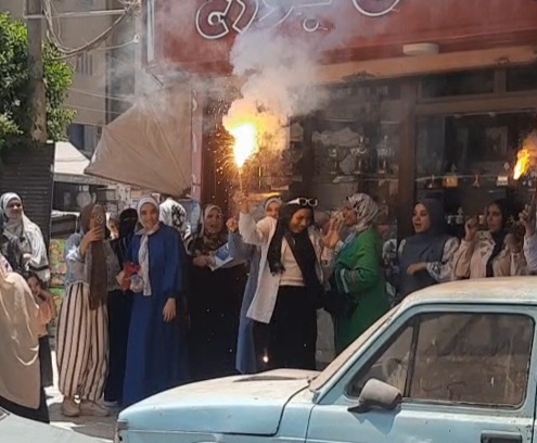احتفال أولياء الأمور بالطلاب في المنيا