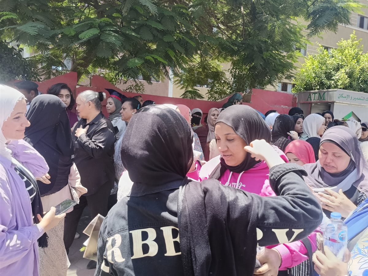 طلاب الثانوية العامة بالفيوم أحتفالات بالورود والشماريخ والرقص على أنغام المزمار والطبل البلدي