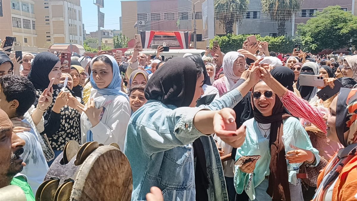 طلاب الثانوية العامة بالفيوم أحتفالات بالورود والشماريخ والرقص على أنغام المزمار والطبل البلدي