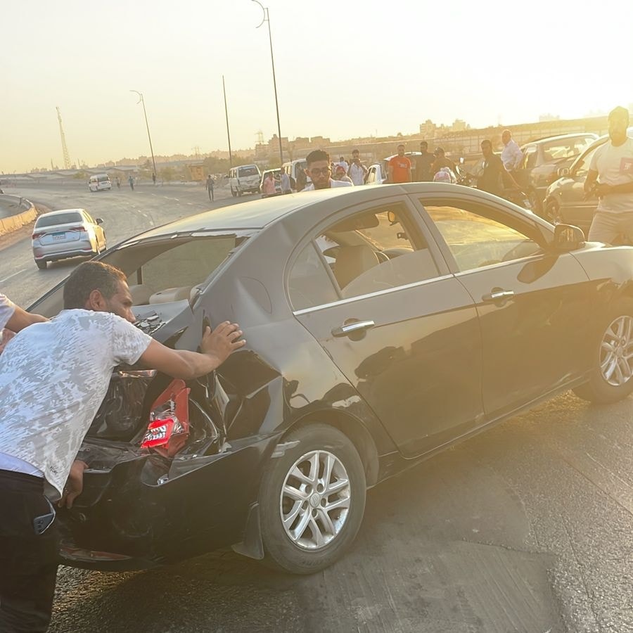 تريلا تدهس عدة سيارات على طريق الأوسطي بحلوان