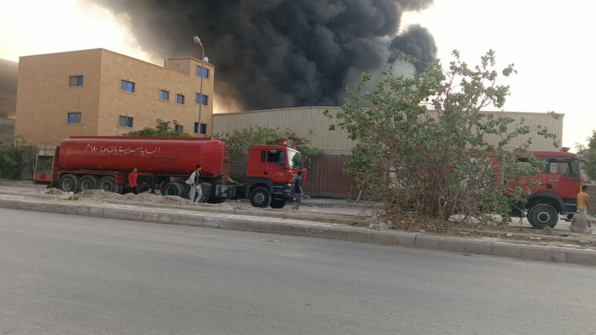 الحريق الهائل الذي اندلع اليوم داخل مصنع منظفات بالمنطقة الصناعية بمدينة بدر