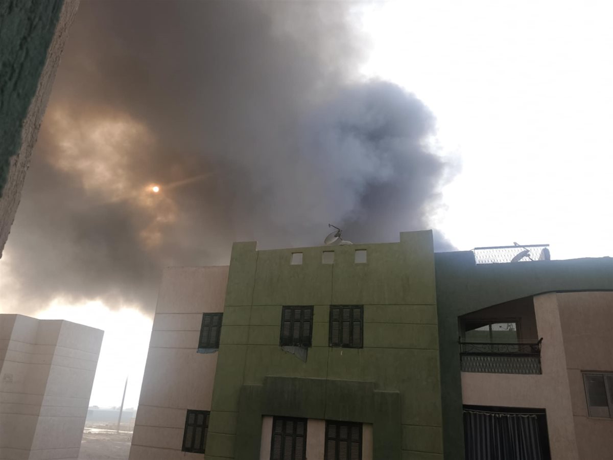 الحريق الهائل الذي اندلع اليوم داخل مصنع منظفات بالمنطقة الصناعية بمدينة بدر