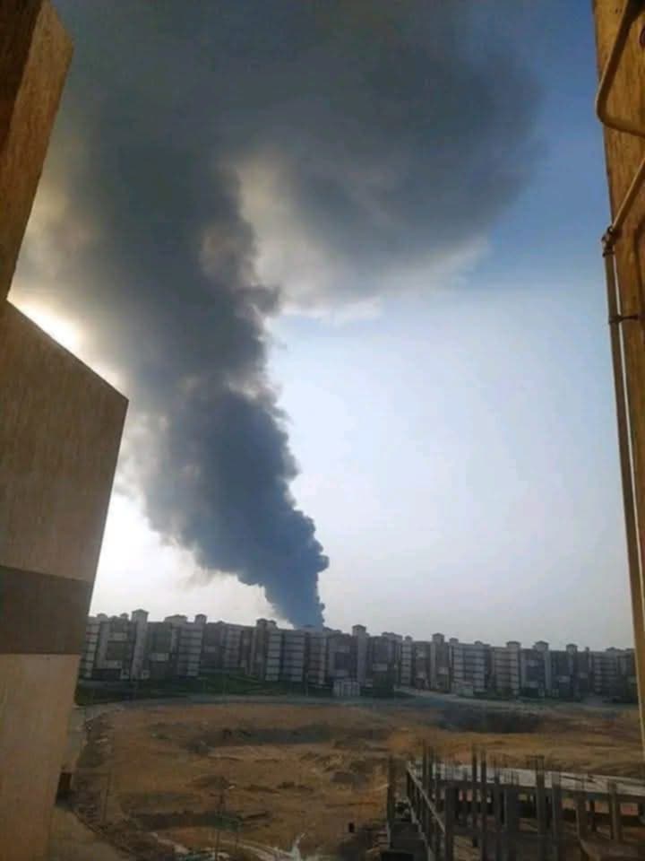 الحريق الهائل الذي اندلع اليوم داخل مصنع منظفات بالمنطقة الصناعية بمدينة بدر