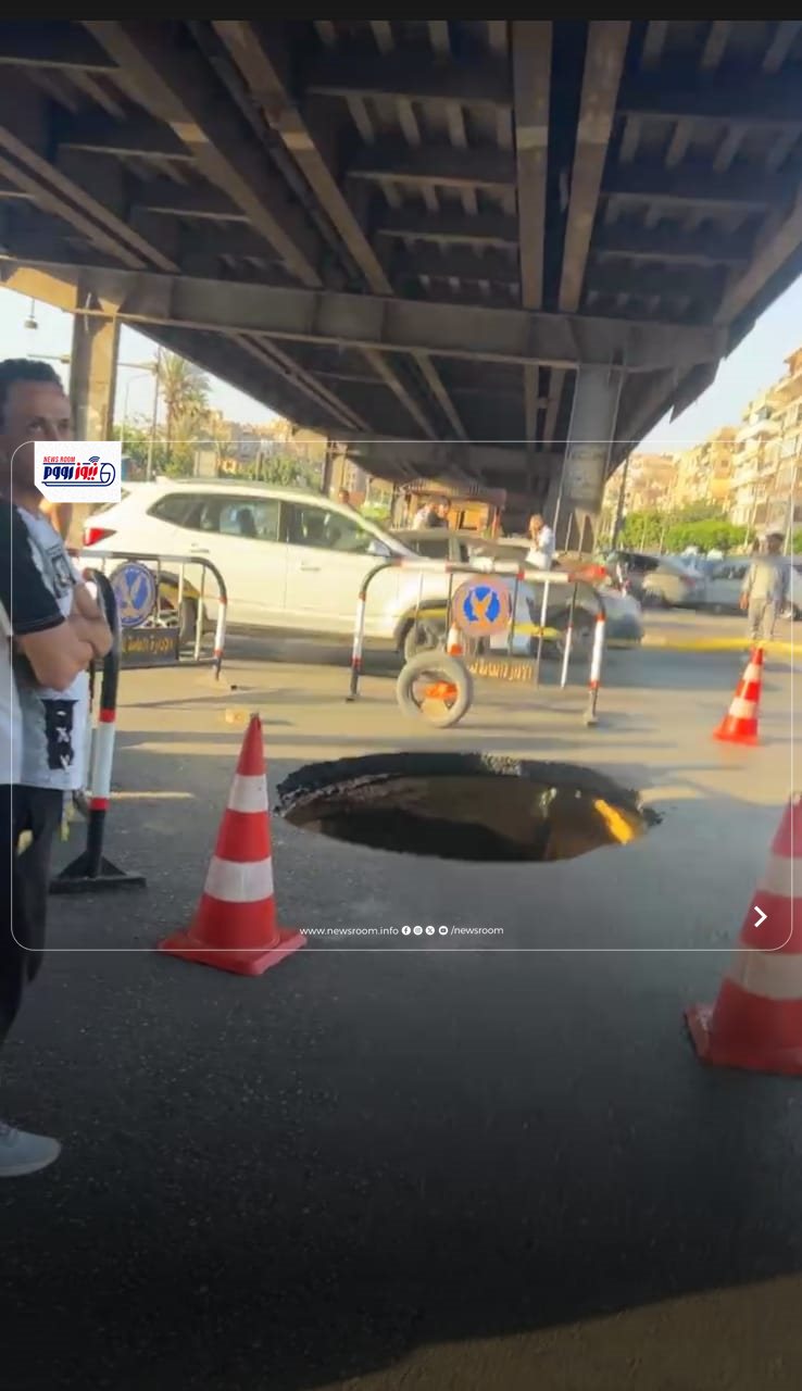 <strong>هبوط أرضي بميدان التجنيد في جسر السويس بسبب انهيار غرفة صرف صحي </strong>