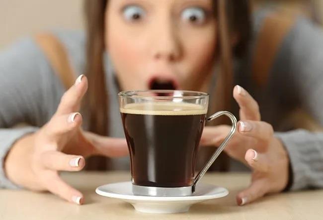 <strong>أضرار شرب القهوة بعد الأكل مباشرة.</strong>