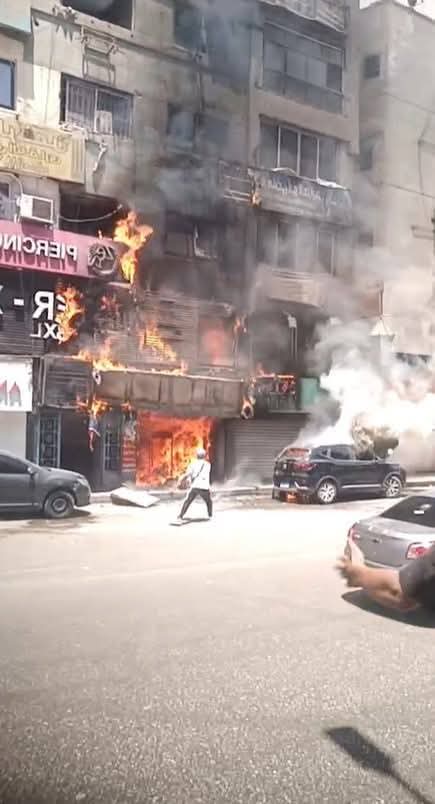   حريق نشب بصيدلية ومحل ملابس شهير بشارع فيصل 