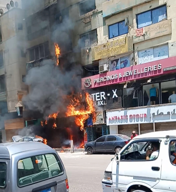 النيران تلتهم المحل و واجهة العقار