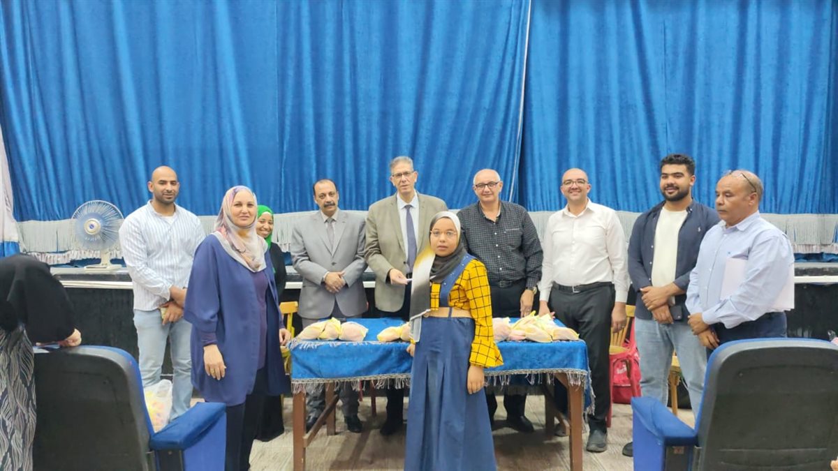 تسليم 1322 نظارة طبية لطلاب مدارس الفيوم ضمن مبادرة 