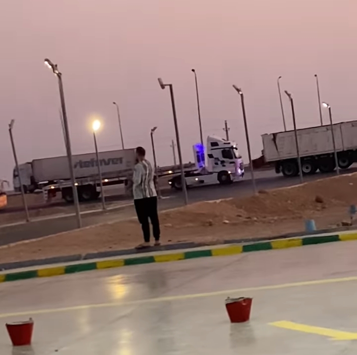 السائق ترك السيارة ويتحدث في الهاتف