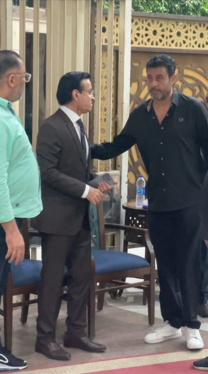 الموسيقار حلمي عبد الباقي في عزاء المطرب محمد عود